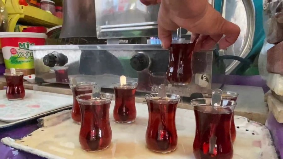 Antalya’da Pazarcı Esnafı, 10 Yıldır Güne Leyla Ablalarının Çayıyla Başlıyor