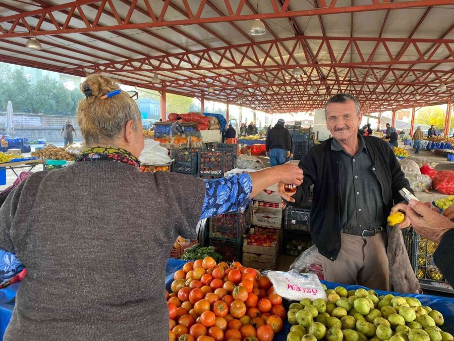 Antalya’da Pazarcı Esnafı, 10 Yıldır Güne Leyla Ablalarının Çayıyla Başlıyor