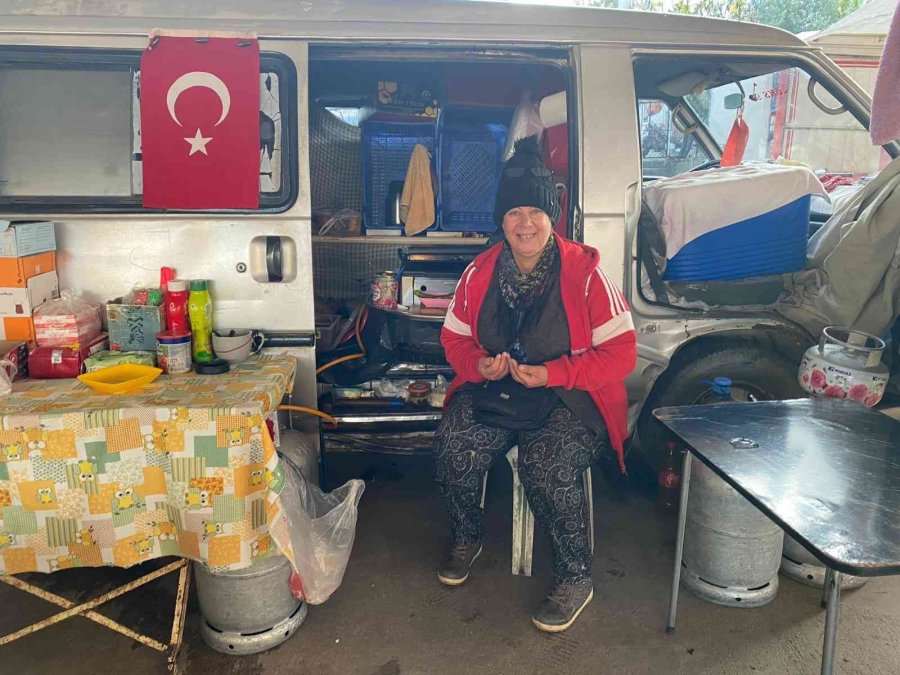 Antalya’da Pazarcı Esnafı, 10 Yıldır Güne Leyla Ablalarının Çayıyla Başlıyor