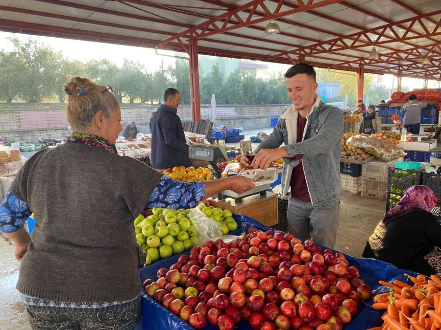 Antalya’da Pazarcı Esnafı, 10 Yıldır Güne Leyla Ablalarının Çayıyla Başlıyor