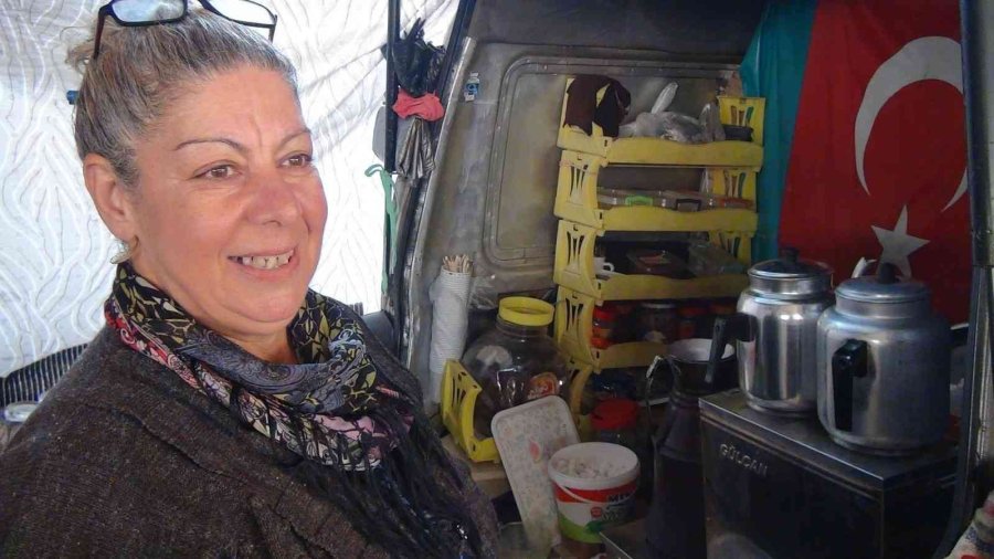 Antalya’da Pazarcı Esnafı, 10 Yıldır Güne Leyla Ablalarının Çayıyla Başlıyor