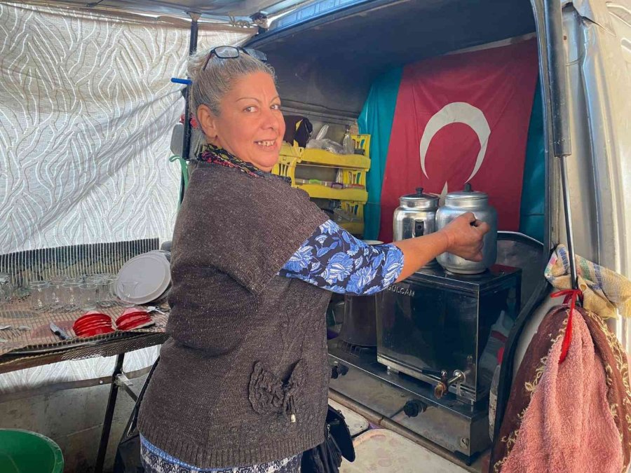 Antalya’da Pazarcı Esnafı, 10 Yıldır Güne Leyla Ablalarının Çayıyla Başlıyor
