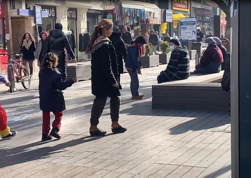 Eskişehir’de Dilenen Çocukların Yalın Ayak Oyunu