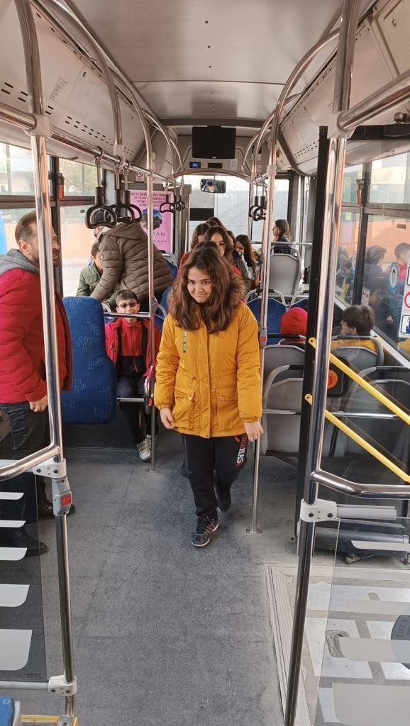 Öğrencilere Toplu Taşıma Kuralları Eğitimi Veriliyor