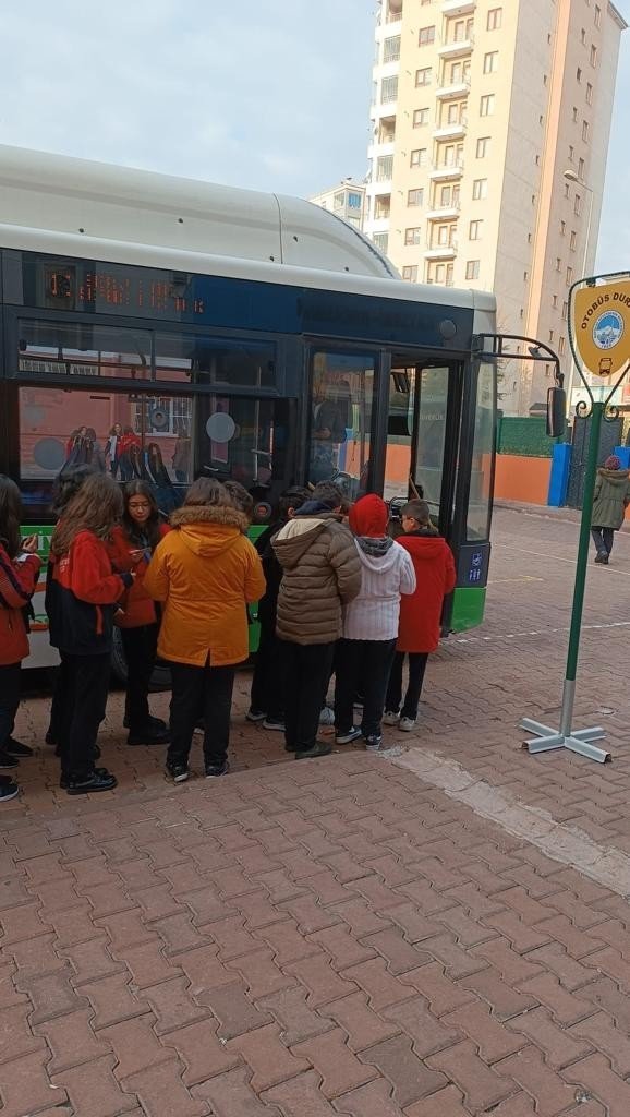 Öğrencilere Toplu Taşıma Kuralları Eğitimi Veriliyor