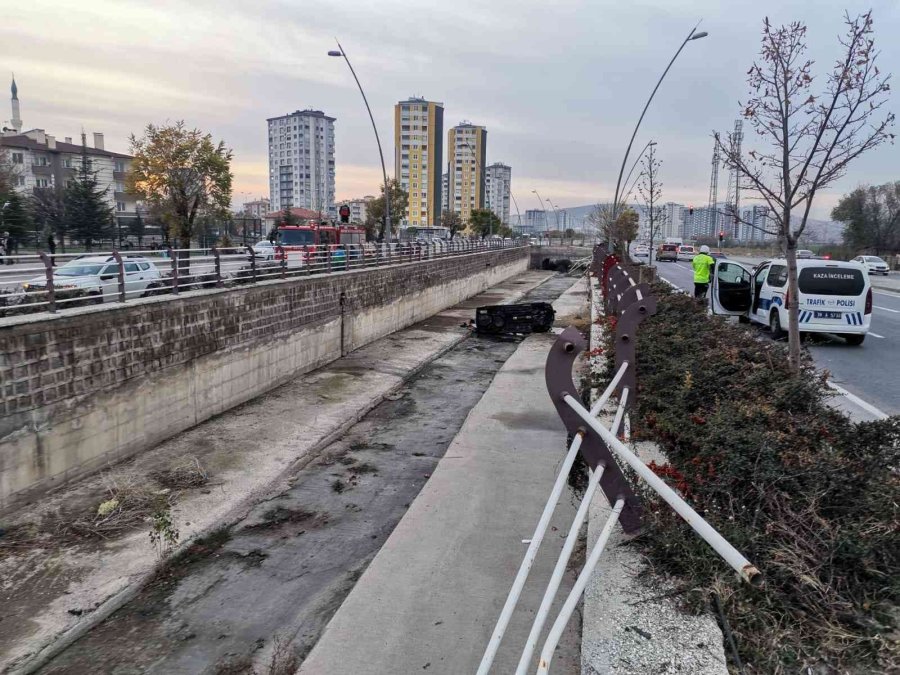 Kanala Düşen Otomobil Alev Alev Yandı: 4 Yaralı