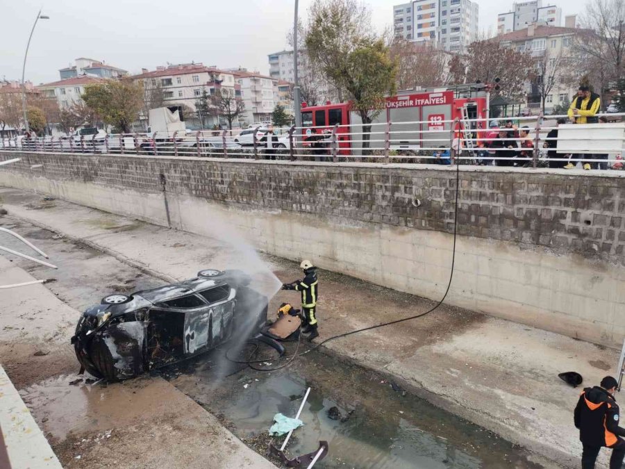 Kanala Düşen Otomobil Alev Alev Yandı: 4 Yaralı