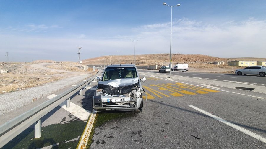 Yavaşlayan Otomobile Ticari Araç Çarptı: 2 Yaralı