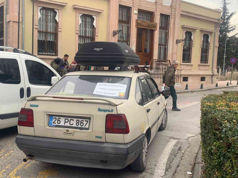 Acemi Olduğunu Aracının Arka Camına Yazdı