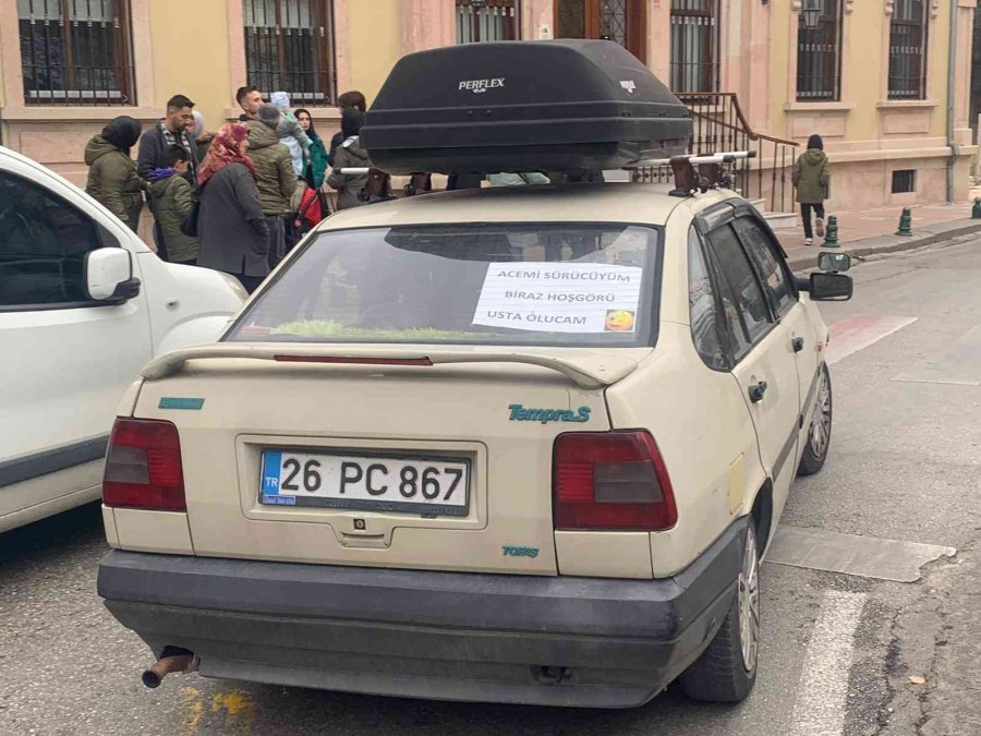 Acemi Olduğunu Aracının Arka Camına Yazdı