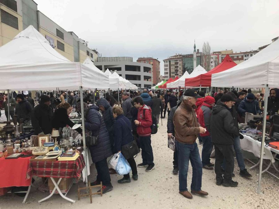 Soğuk Ve Yağışlı Hava Antika Severleri Durduramadı
