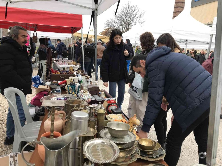 Soğuk Ve Yağışlı Hava Antika Severleri Durduramadı