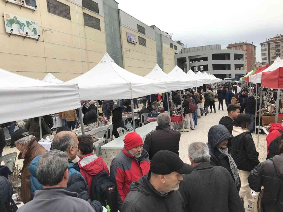 Soğuk Ve Yağışlı Hava Antika Severleri Durduramadı