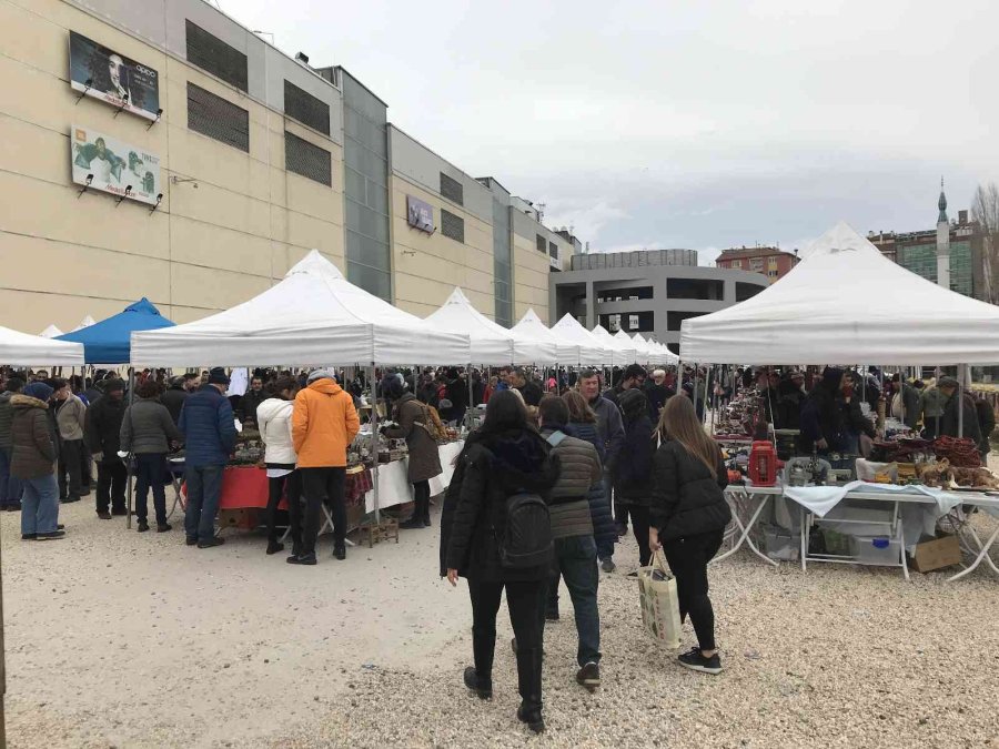 Soğuk Ve Yağışlı Hava Antika Severleri Durduramadı