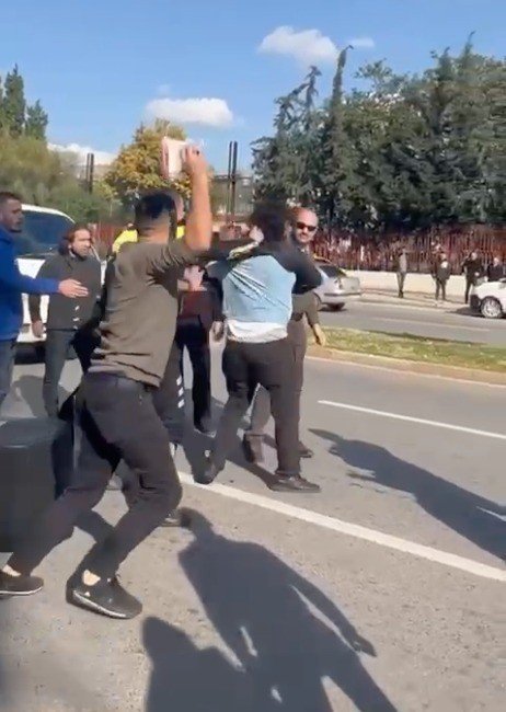 Kapı Anahtarıyla 3 Polisi Ve Bir Vatandaşı Yaralayan Motokurye Tutuklandı