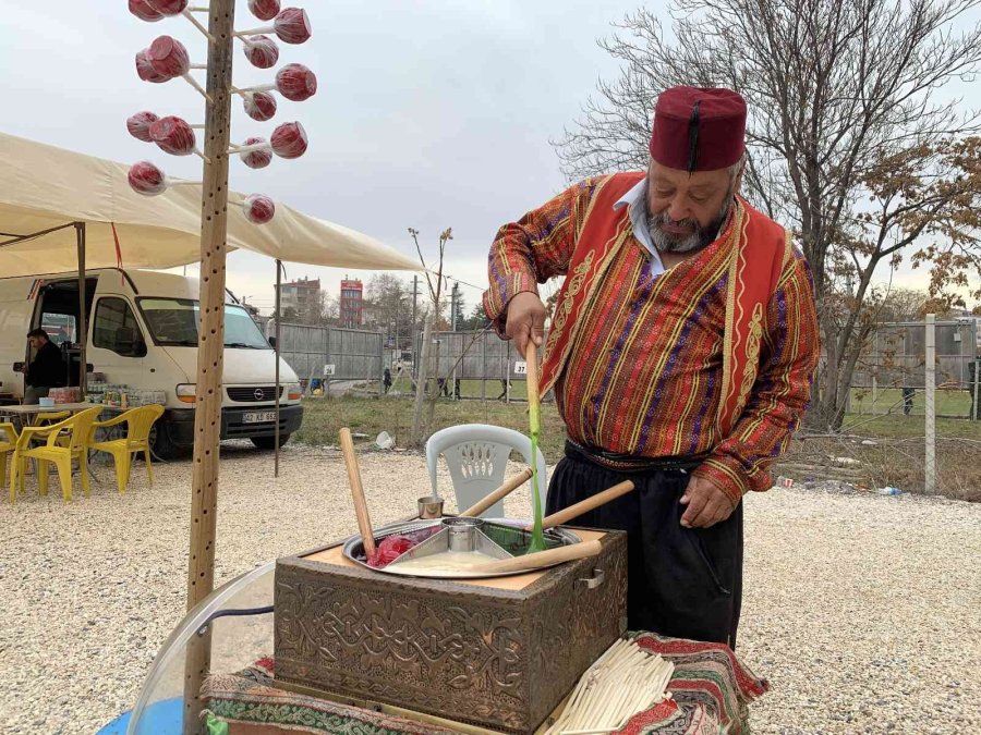 Yüzlerce Antikanın Arasında Tarihi Lezzet De İlgi Görüyor