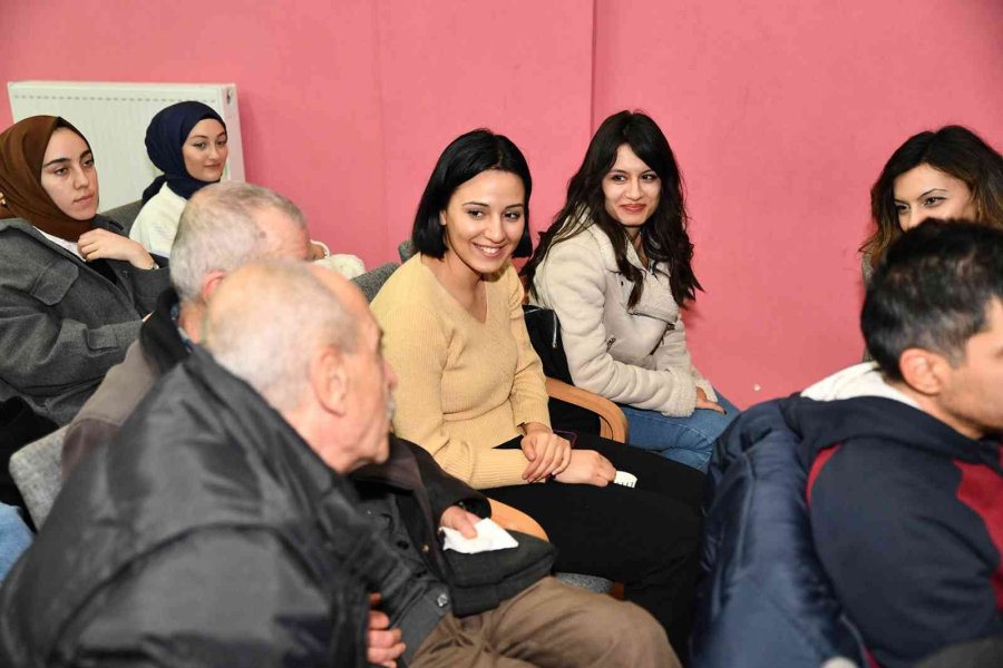 Gençler Ve Yaşlılar Birlikte Sosyalleşti