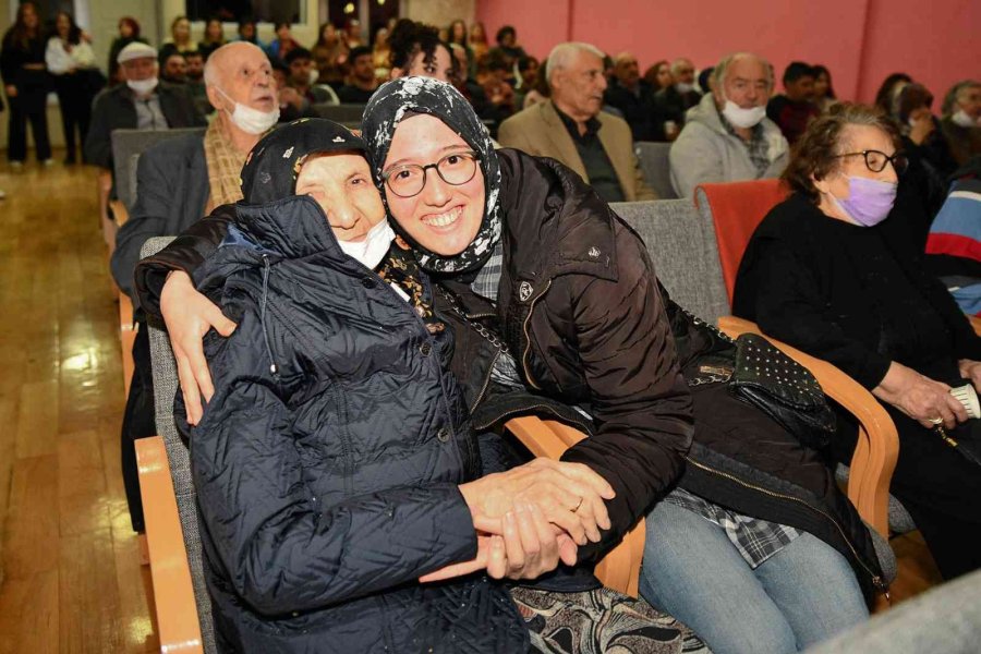 Gençler Ve Yaşlılar Birlikte Sosyalleşti