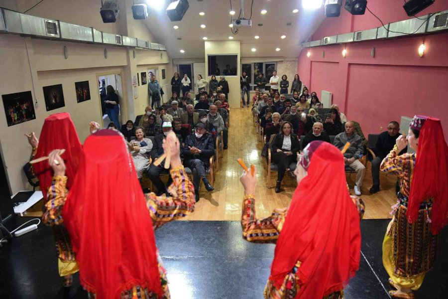 Gençler Ve Yaşlılar Birlikte Sosyalleşti