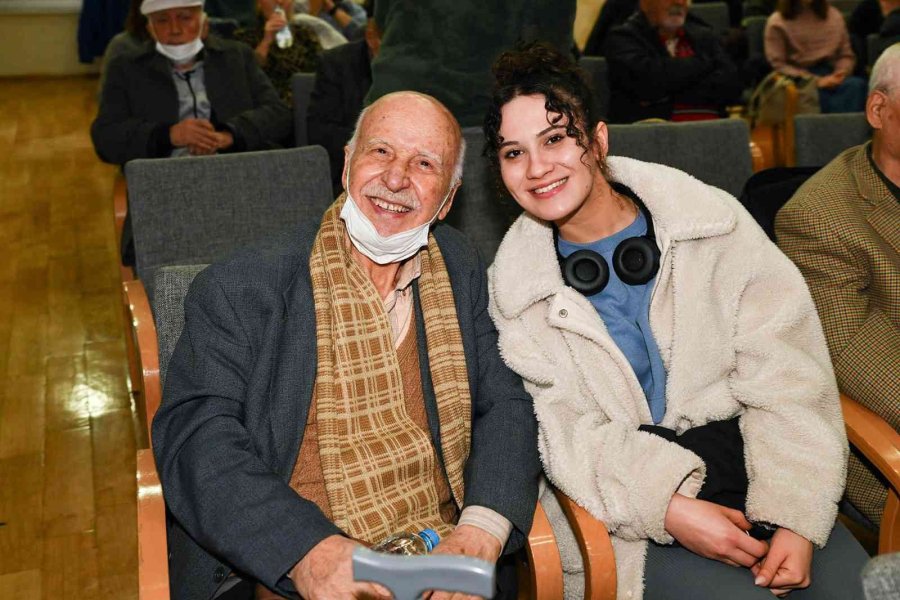 Gençler Ve Yaşlılar Birlikte Sosyalleşti