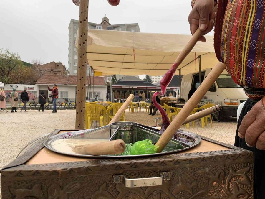 Yüzlerce Antikanın Arasında Tarihi Lezzet De İlgi Görüyor