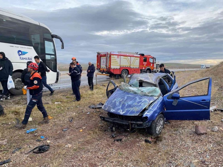 Aksaray’da Otomobil İle Otobüs Çarpıştı: 2 Yaralı