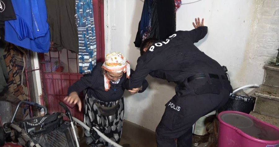 Şiddetli Yağmur Sebebiyle Su Basan Evde Mahsur Kalan Engelli Kadını Ve Yaşlı Anneyi Polis Kurtardı