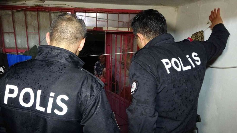 Şiddetli Yağmur Sebebiyle Su Basan Evde Mahsur Kalan Engelli Kadını Ve Yaşlı Anneyi Polis Kurtardı