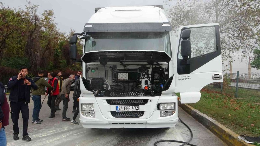 Antalya’da Seyir Halindeki Tır, Yanmaktan Son Anda Kurtuldu