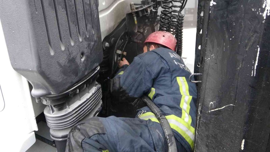 Antalya’da Seyir Halindeki Tır, Yanmaktan Son Anda Kurtuldu