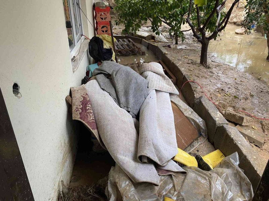 Evi Sular Altında Kalan Yaşlı Teyze Göz Yaşlarına Hakim Olamadı