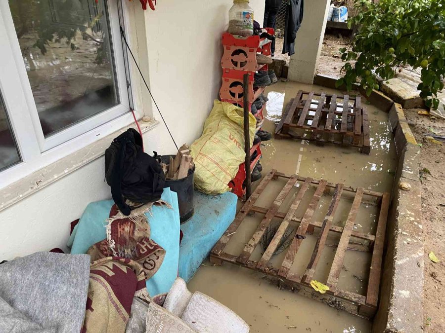 Evi Sular Altında Kalan Yaşlı Teyze Göz Yaşlarına Hakim Olamadı