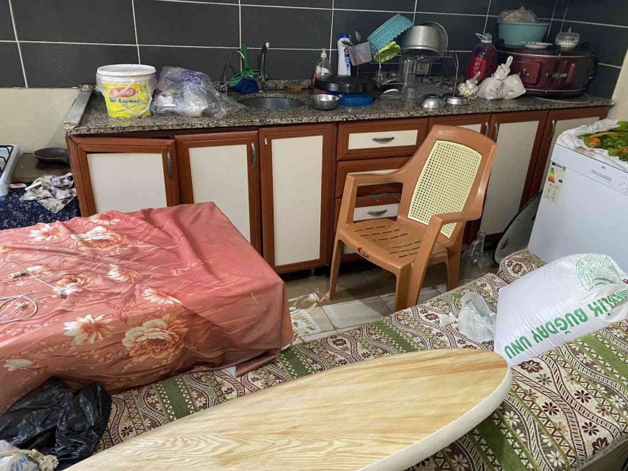 Evi Sular Altında Kalan Yaşlı Teyze Göz Yaşlarına Hakim Olamadı