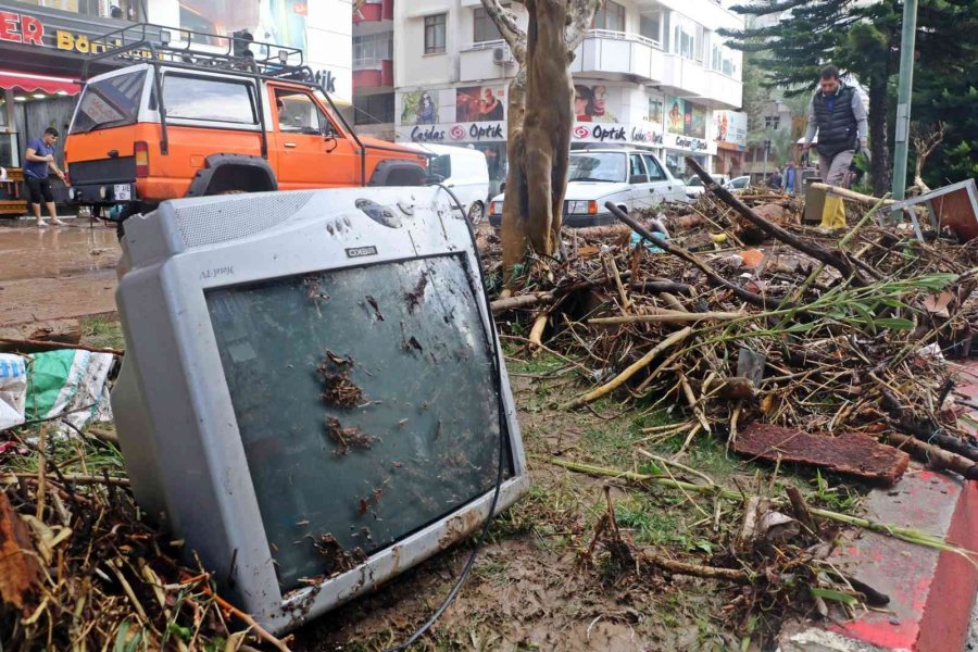 Kumluca’da Sel Esnafı Vurdu, Görüntüler Savaş Alanlarını Aratmadı