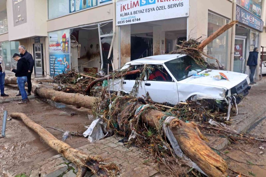 Kumluca’da Sel Esnafı Vurdu, Görüntüler Savaş Alanlarını Aratmadı