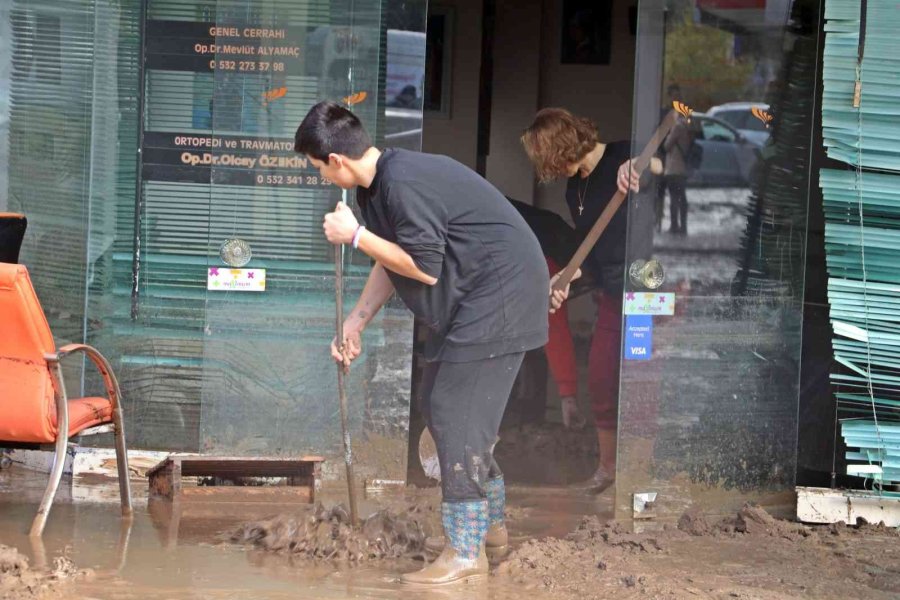 Kumluca’da Sel Esnafı Vurdu, Görüntüler Savaş Alanlarını Aratmadı