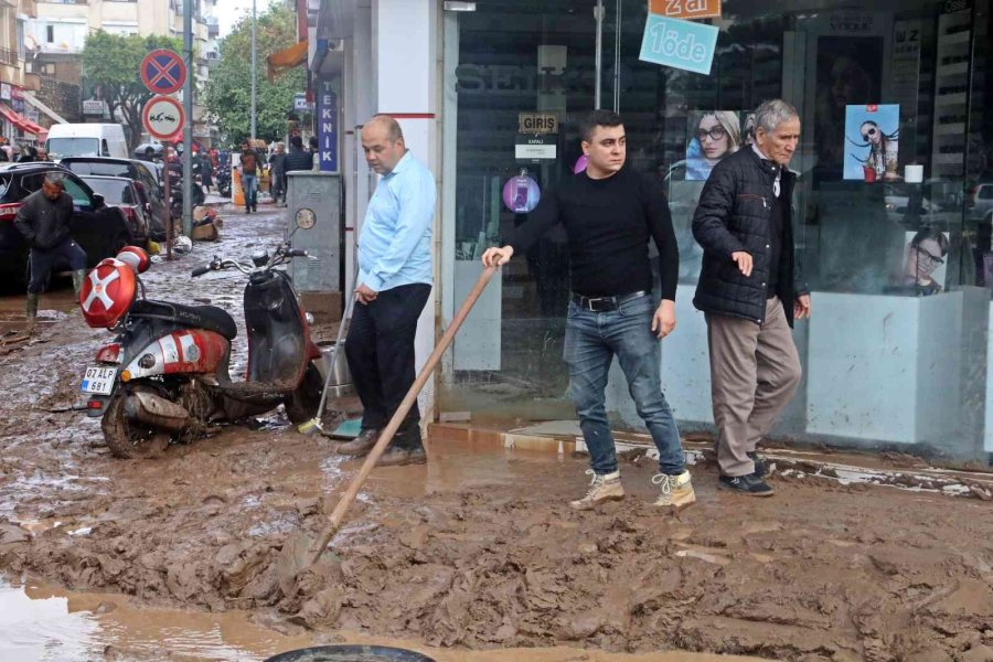 Kumluca’da Sel Esnafı Vurdu, Görüntüler Savaş Alanlarını Aratmadı
