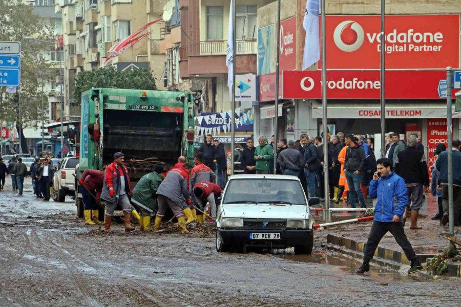 Kumluca’da Sel Esnafı Vurdu, Görüntüler Savaş Alanlarını Aratmadı