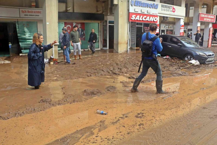 Kumluca’da Sel Esnafı Vurdu, Görüntüler Savaş Alanlarını Aratmadı