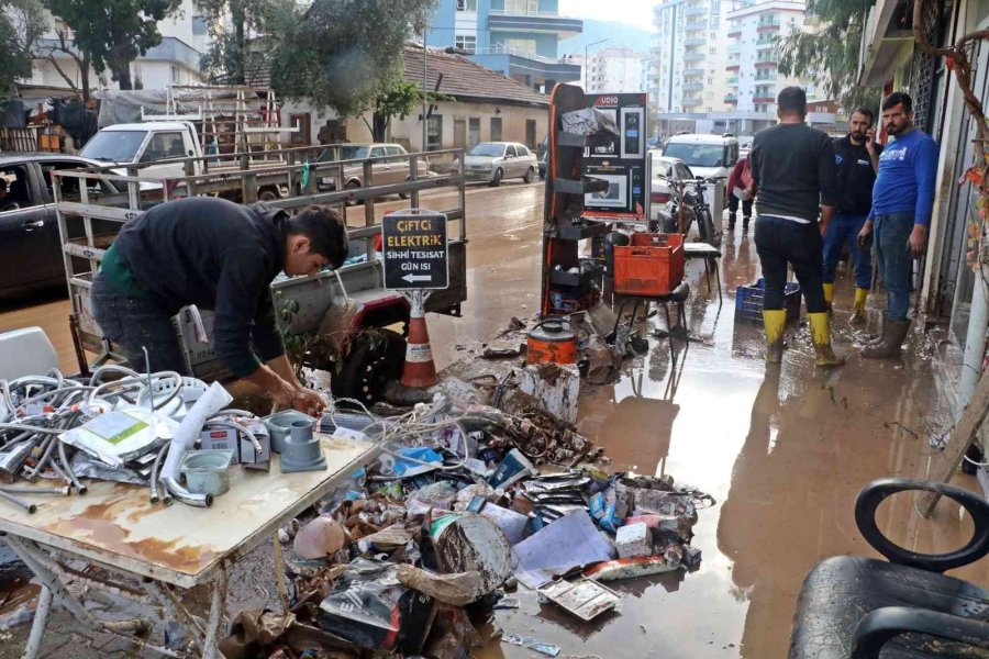 Kumluca’da Sel Esnafı Vurdu, Görüntüler Savaş Alanlarını Aratmadı