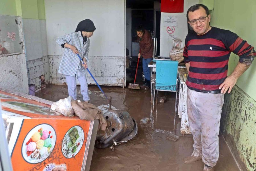 Kumluca’da Sel Esnafı Vurdu, Görüntüler Savaş Alanlarını Aratmadı