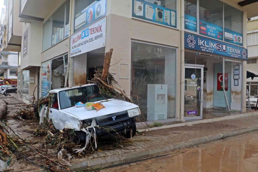 Kumluca’da Sel Esnafı Vurdu, Görüntüler Savaş Alanlarını Aratmadı