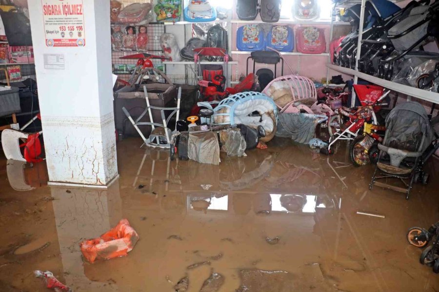 Kumluca’da Sel Esnafı Vurdu, Görüntüler Savaş Alanlarını Aratmadı