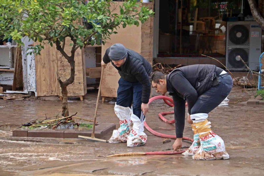 Kumluca’da Sel Esnafı Vurdu, Görüntüler Savaş Alanlarını Aratmadı