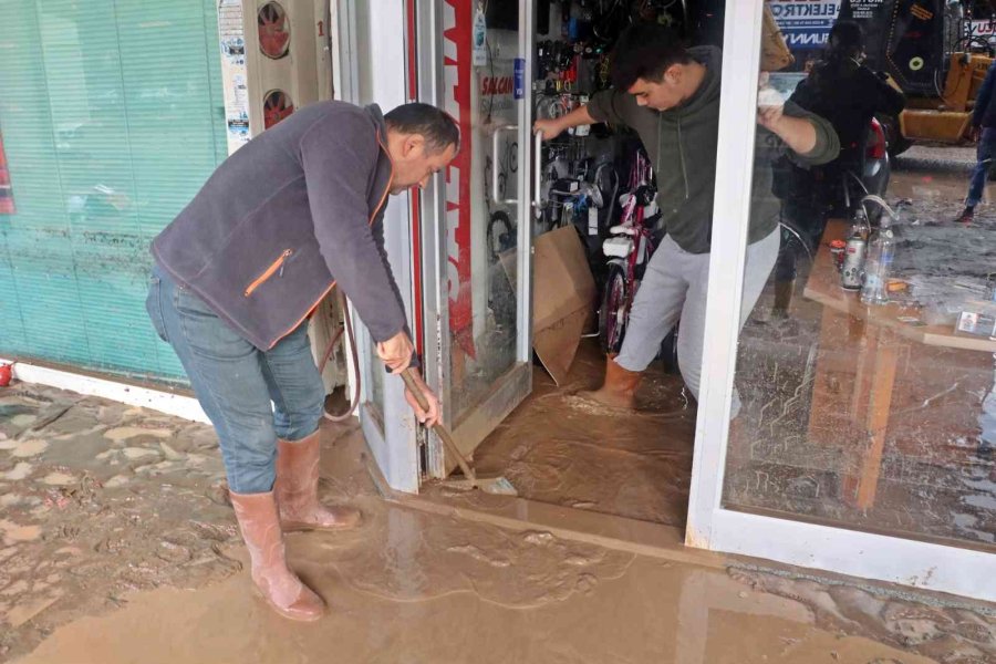 Kumluca’da Sel Esnafı Vurdu, Görüntüler Savaş Alanlarını Aratmadı