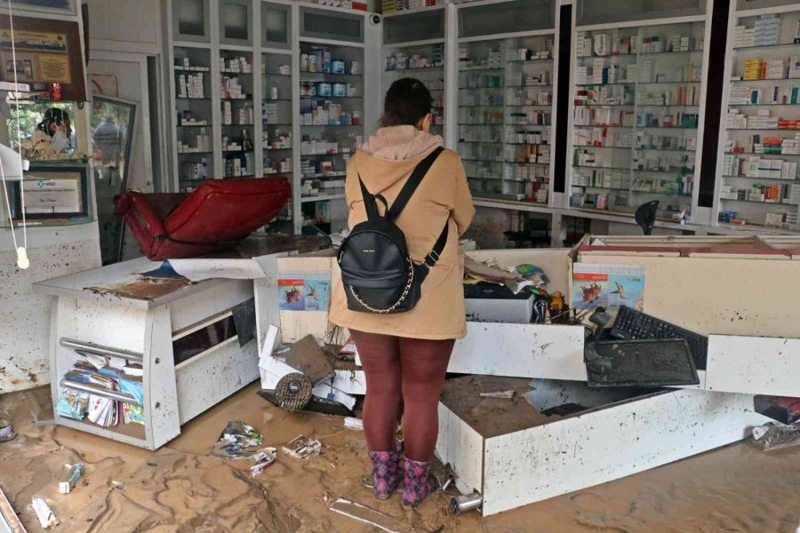 Kumluca’da Sel Esnafı Vurdu, Görüntüler Savaş Alanlarını Aratmadı