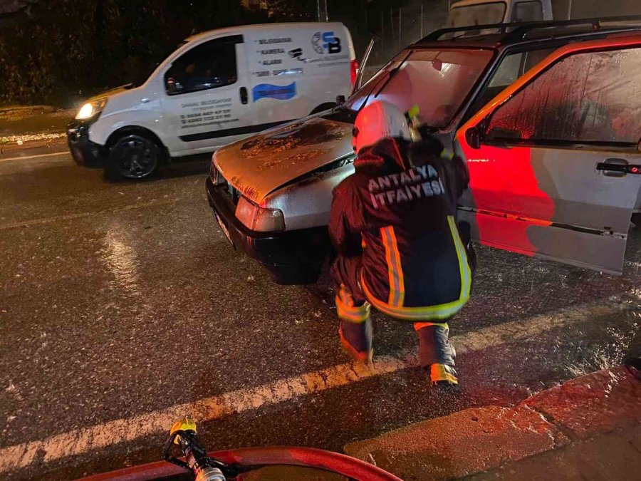 Antalya’da Seyir Halindeki Otomobilde Yangın