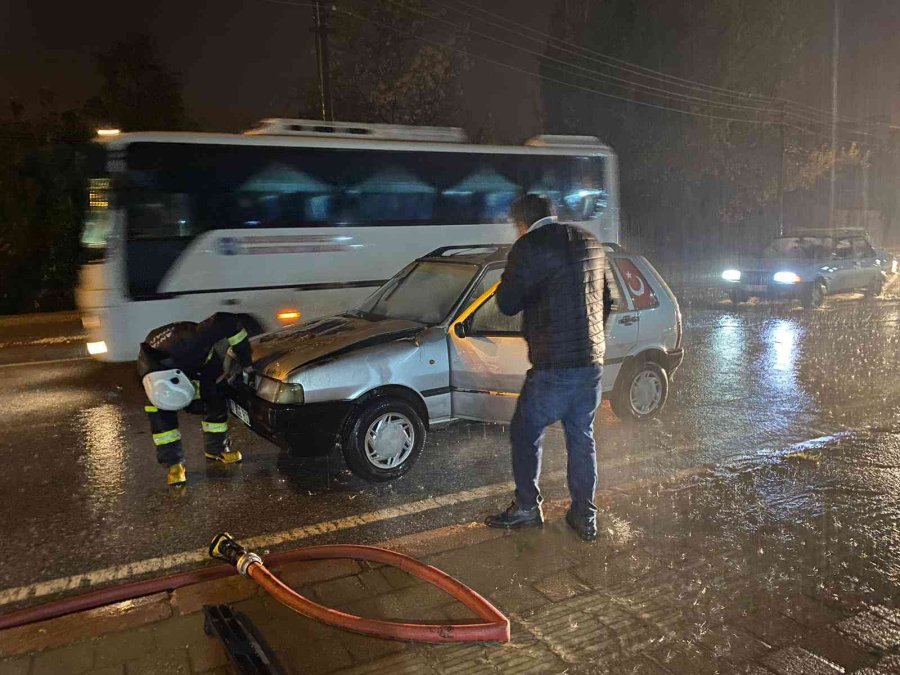 Antalya’da Seyir Halindeki Otomobilde Yangın