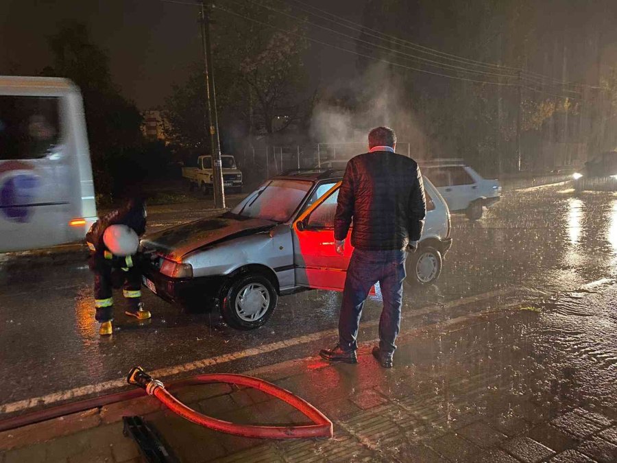 Antalya’da Seyir Halindeki Otomobilde Yangın