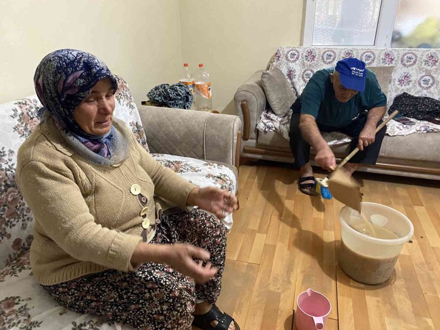 Evi Sular Altında Kalan Yaşlı Teyze Göz Yaşlarına Hakim Olamadı